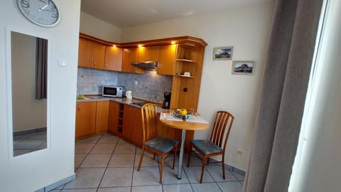 Coffee/tea facilities, Kitchen or kitchenette, Dining area, stove