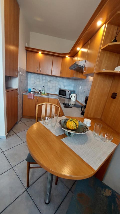 Kitchen or kitchenette, Dining area, stove