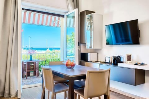 TV and multimedia, Coffee/tea facilities, Dining area