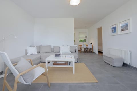 Living room, Seating area, Dining area, internet