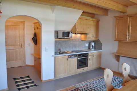 Coffee/tea facilities, Kitchen or kitchenette, Dining area, Communal kitchen, dishwasher, oven, stove