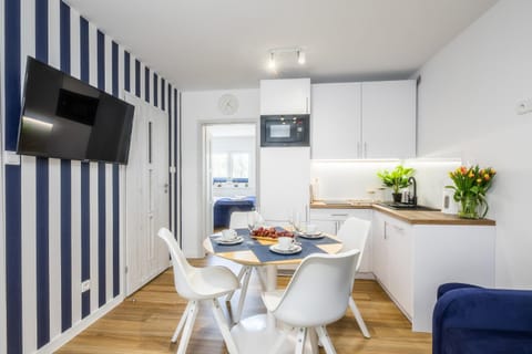 TV and multimedia, Kitchen or kitchenette, Living room, Food and drinks, Seating area, Dining area, Food
