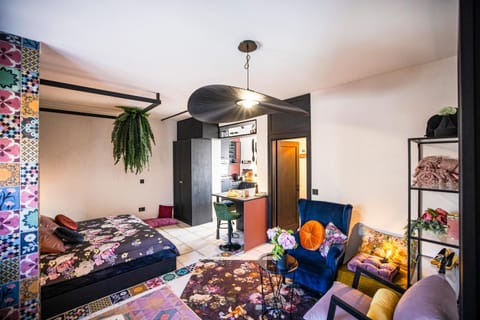 Bed, Living room, Dining area, Bedroom