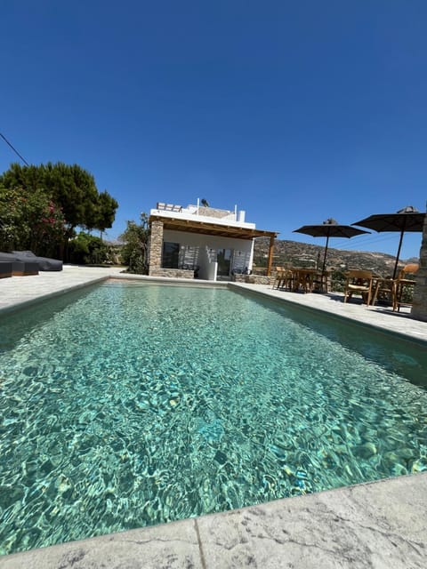 Property building, Day, Pool view, Swimming pool, Swimming pool, sunbed