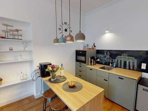 Coffee/tea facilities, Dining area, dishwasher, oven, stove, toaster
