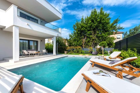 Property building, Swimming pool, Swimming pool