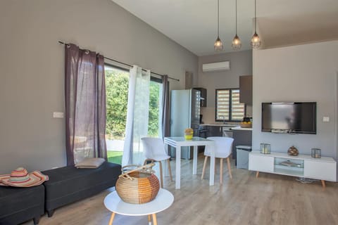 TV and multimedia, Kitchen or kitchenette, Living room, Seating area, Dining area