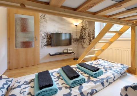 Communal lounge/ TV room, Bed, TV and multimedia, Living room, Photo of the whole room, Bedroom