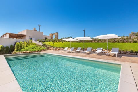 Swimming pool, sunbed