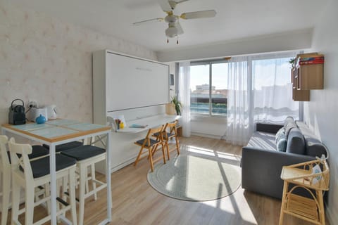 Bed, TV and multimedia, Living room, Seating area, Dining area, Bedroom, Pets, cot, bunk bed