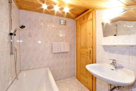 Bathroom, Bath, towels