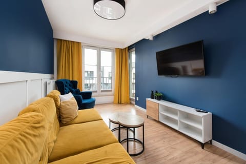 TV and multimedia, Living room, Seating area, Evening entertainment