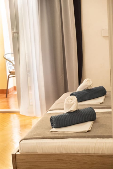 Bed, Bedroom, towels