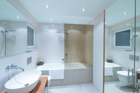 Shower, Toilet, Bathroom, Bath, towels