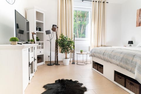 Bed, TV and multimedia, Bedroom