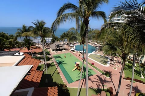 Day, Tennis court, Pool view, Swimming pool, sunbed