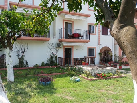 Property building, Garden, Garden, Balcony/Terrace