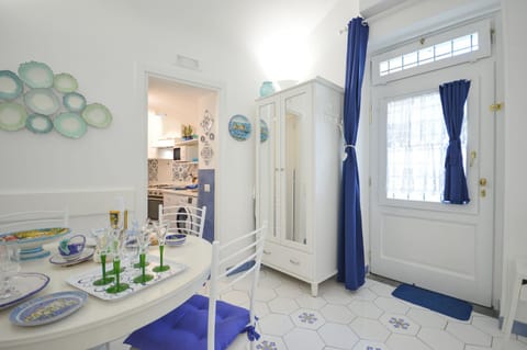 Facade/entrance, Dining area