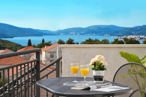 Balcony/Terrace, Mountain view