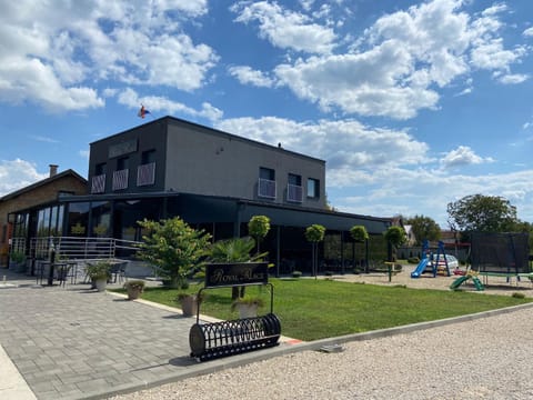 Royal Palace Bed and Breakfast in Vojvodina