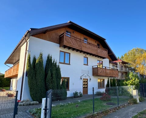 Property building, Day, Neighbourhood, Garden, Garden view, Street view, pet friendly