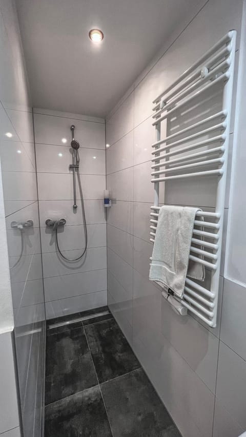 Shower, towels