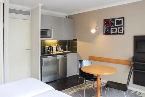 Bright studio apartment with parking and balcony Apartment in Issy-les-Moulineaux