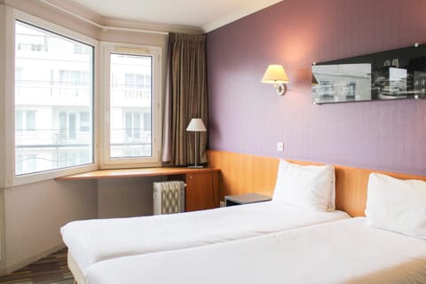 Bright studio apartment with parking and balcony Apartment in Issy-les-Moulineaux