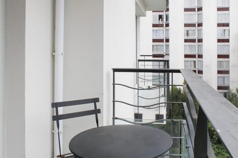Bright studio apartment with parking and balcony Apartment in Issy-les-Moulineaux