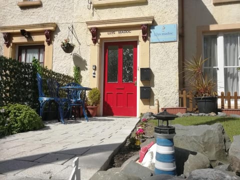 Llys Madoc, The Top Flat Apartment in Wales