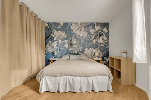 Photo of the whole room, Bedroom