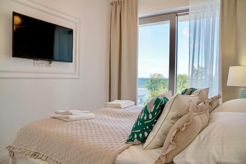 Bed, TV and multimedia, Photo of the whole room, Bedroom, towels