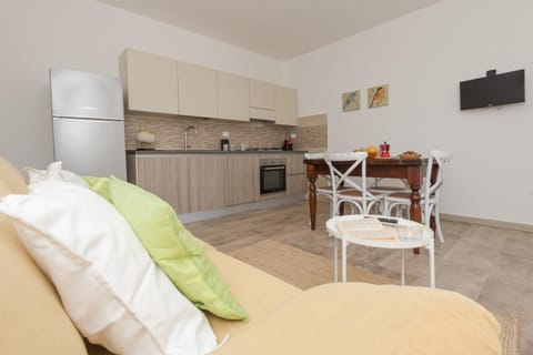 Kitchen or kitchenette, Living room, Seating area, Dining area