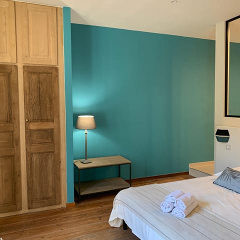 Bed, Bedroom, towels