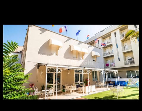 Property building, Patio, Balcony/Terrace