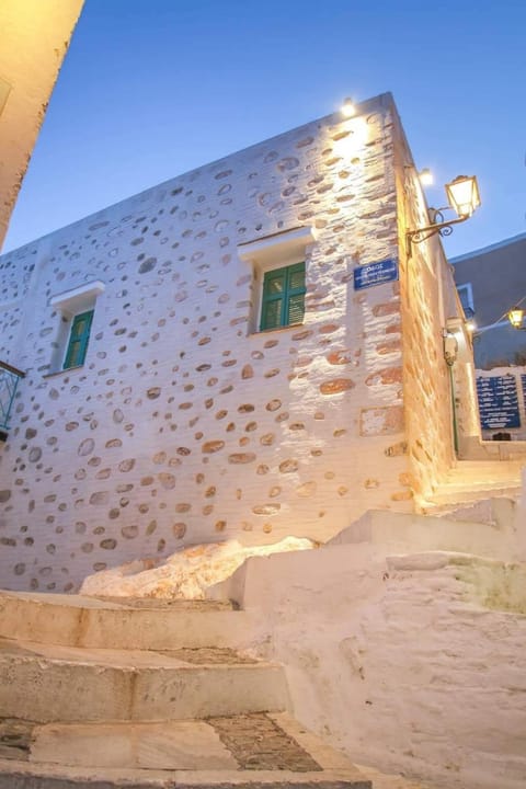 Property building, Location