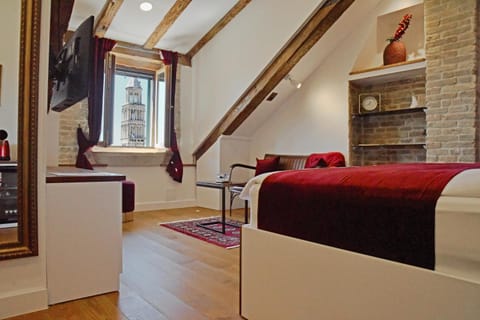 Bed, TV and multimedia, Seating area, Bedroom