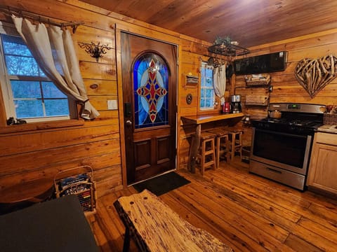 Lil' Log at Hearthstone Cabins and Camping - Pet Friendly Cabin in White County