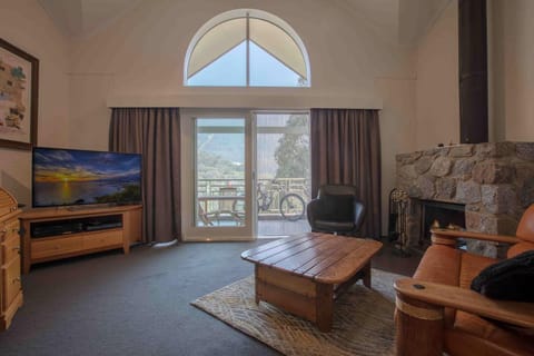 TV and multimedia, Balcony/Terrace, Living room, Seating area, Mountain view, flat iron