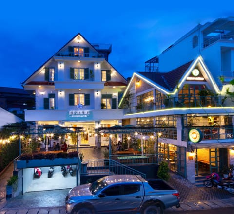 Property building, Facade/entrance, Night, Location, Parking