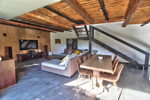 Maison avec piscine et jardin- 4 chambres 8 pers House in French Riviera