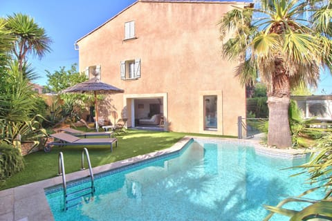 Maison avec piscine et jardin- 4 chambres 8 pers House in French Riviera