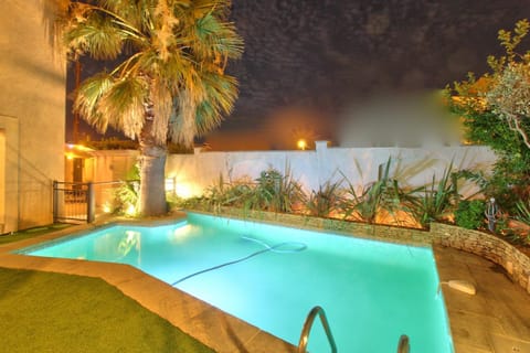 Maison avec piscine et jardin- 4 chambres 8 pers House in French Riviera