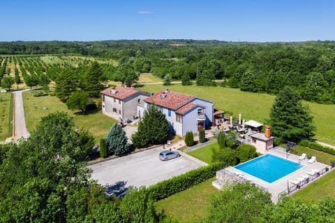 Property building, Day, Neighbourhood, Natural landscape, Bird's eye view, Garden, Pool view, Swimming pool, Swimming pool, Parking, sunbed