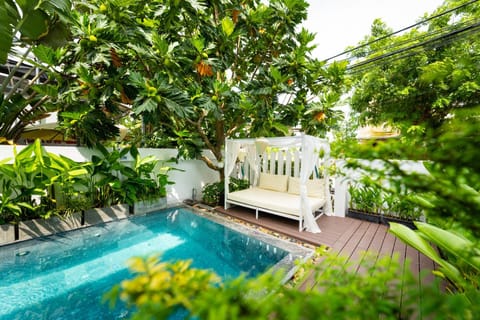 Swimming pool, sunbed, towels