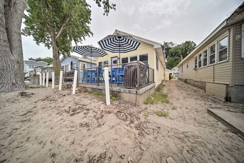 1 Mi to Presque Isle Waterfront Lake Erie Cottage House in Millcreek Township