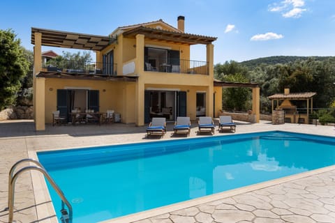 Property building, Patio, Day, Natural landscape, Mountain view, Pool view, Swimming pool, sunbed
