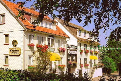 Facade/entrance, Neighbourhood