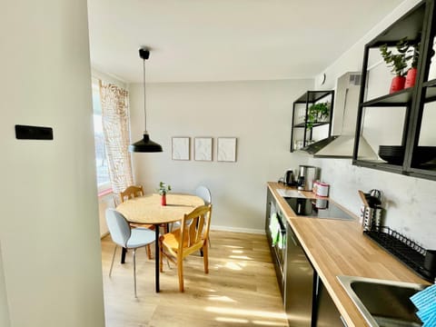 Coffee/tea facilities, Kitchen or kitchenette, Dining area, oven, stove, toaster