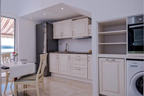 Kitchen or kitchenette, Dining area